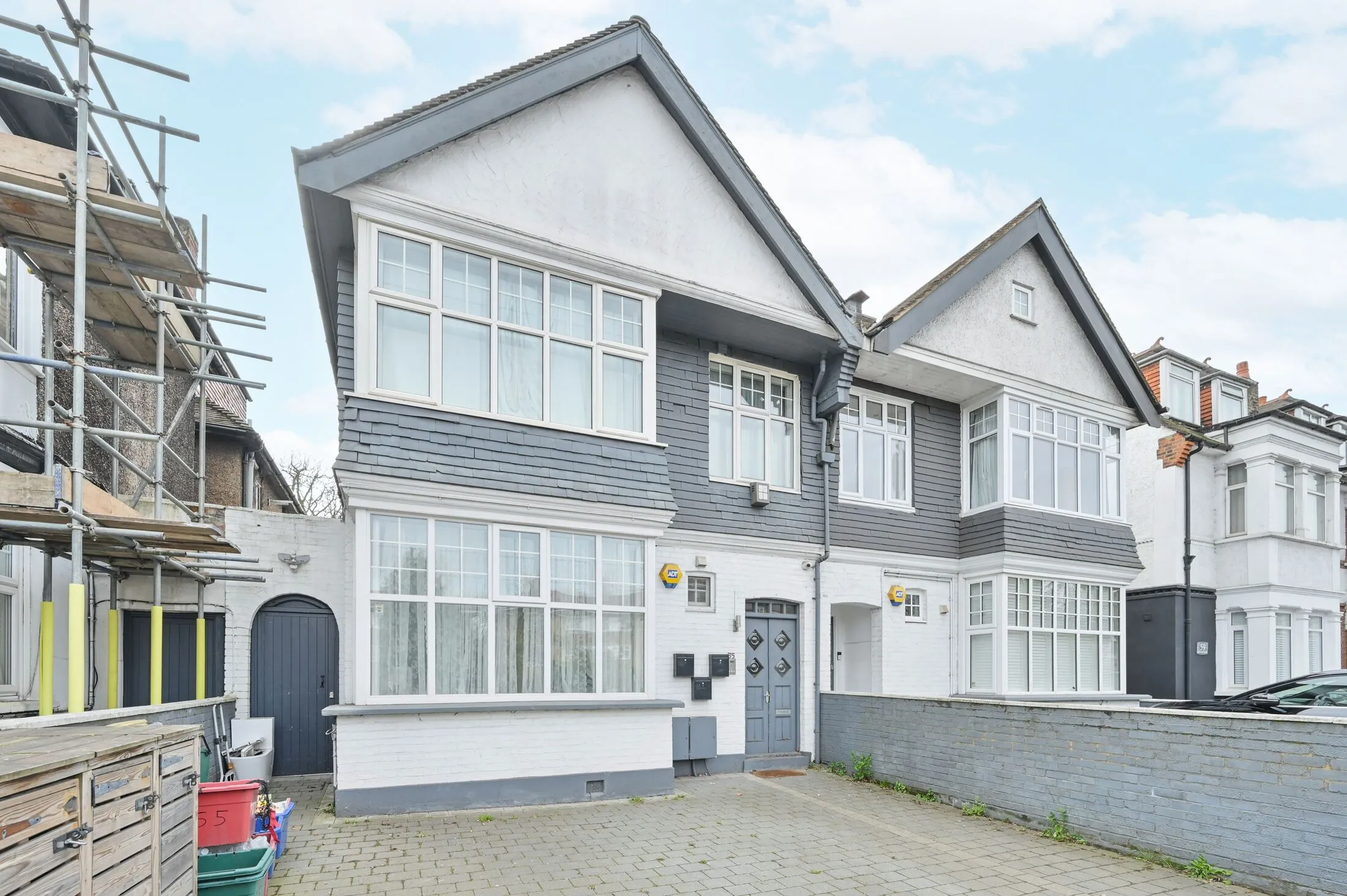 Flat Ellesmere Road in Greater London