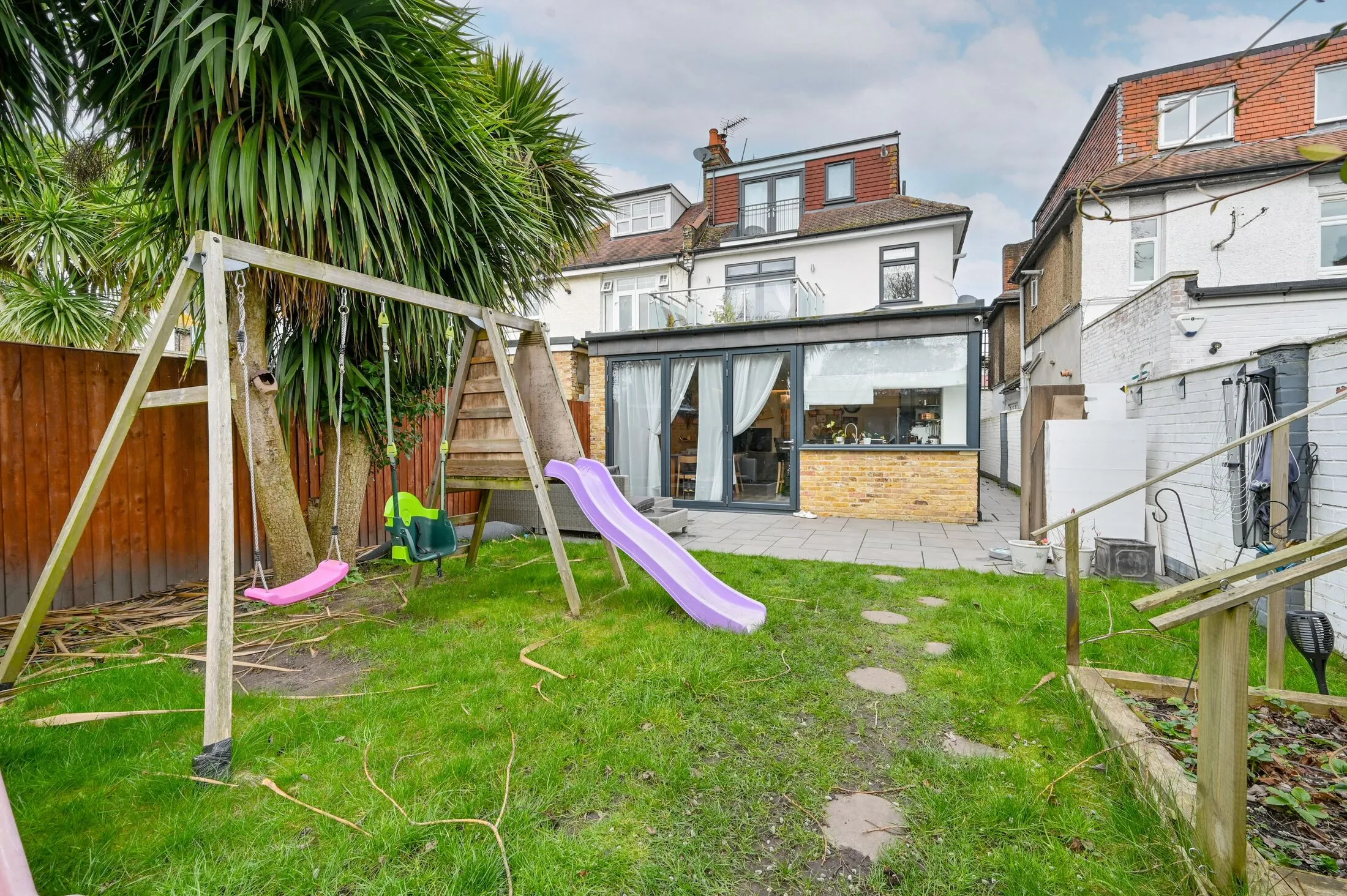 Flat Ellesmere Road in Greater London