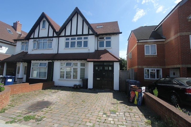 Flat Edgwarebury Lane in Greater London
