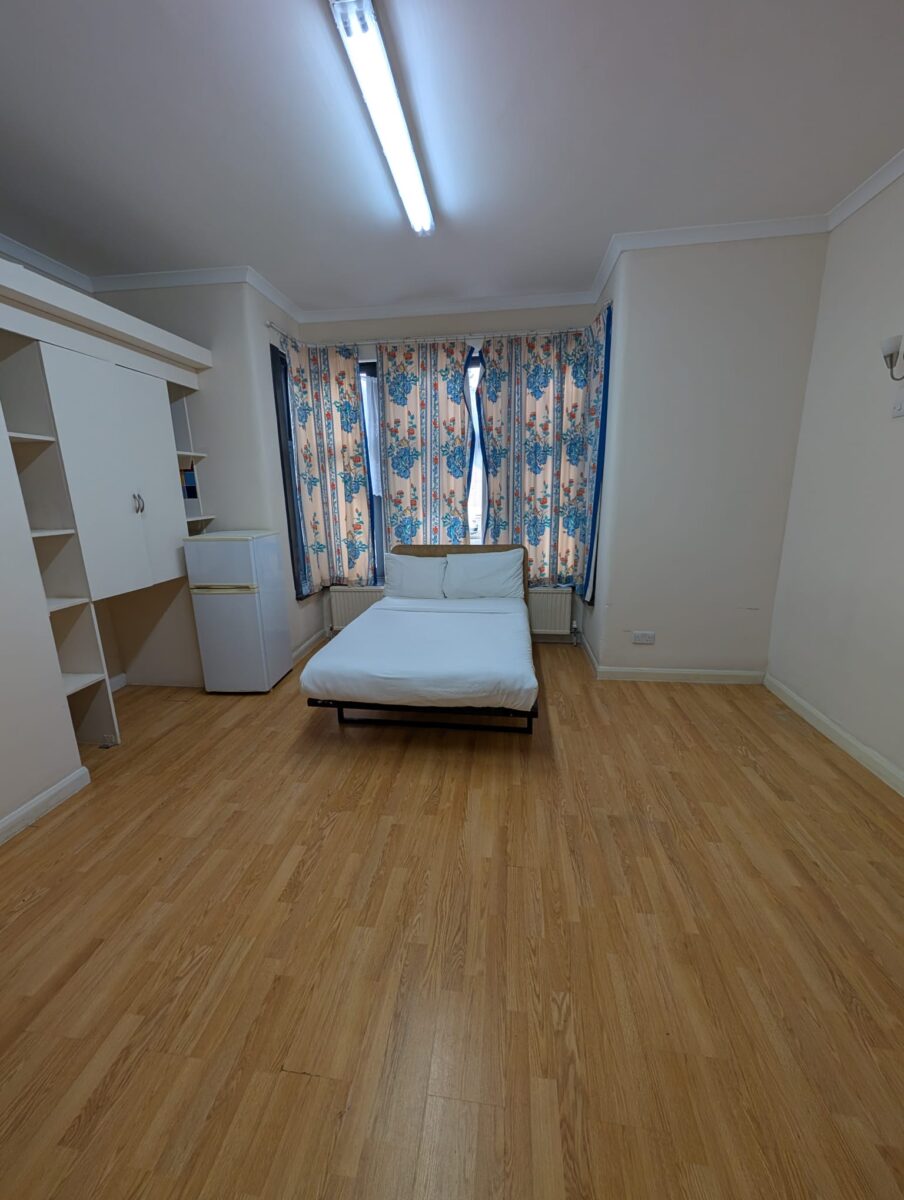 Room Station Parade in Greater London