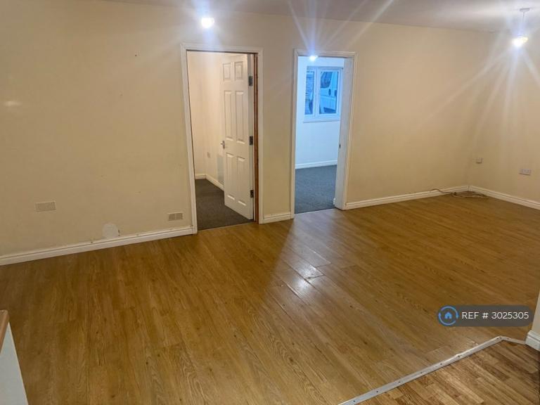 Flat Commercial Street in Bargoed