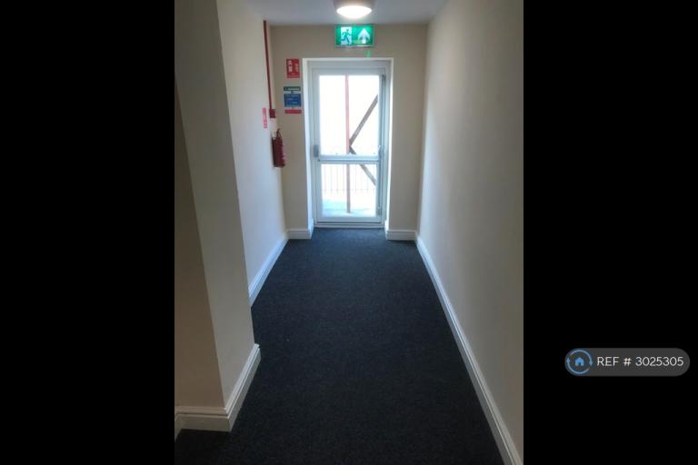 Flat Commercial Street in Bargoed