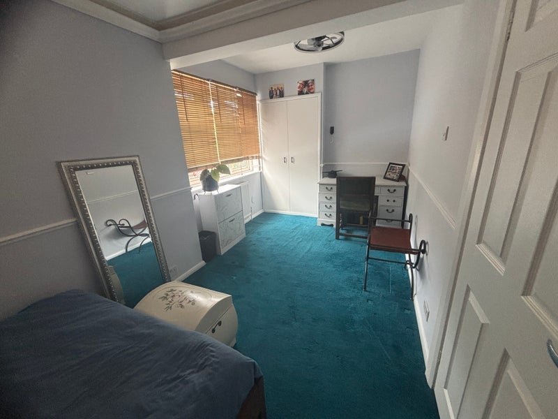 Room Ridgemount Avenue in Greater London