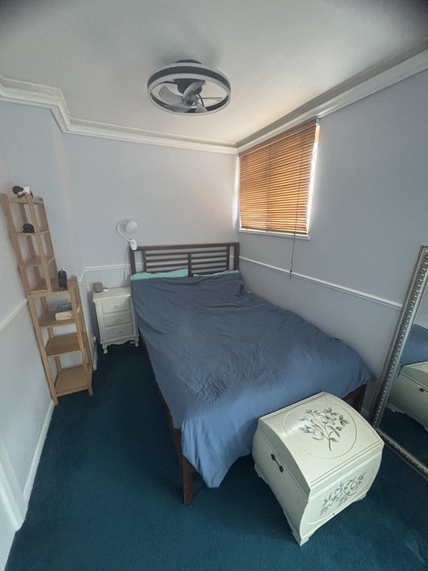 Room Ridgemount Avenue in Greater London