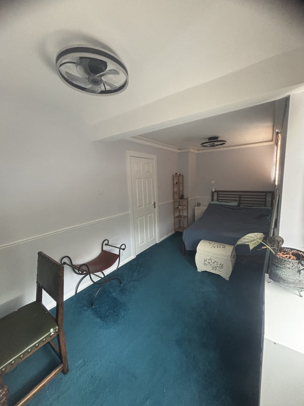 Room Ridgemount Avenue in Greater London