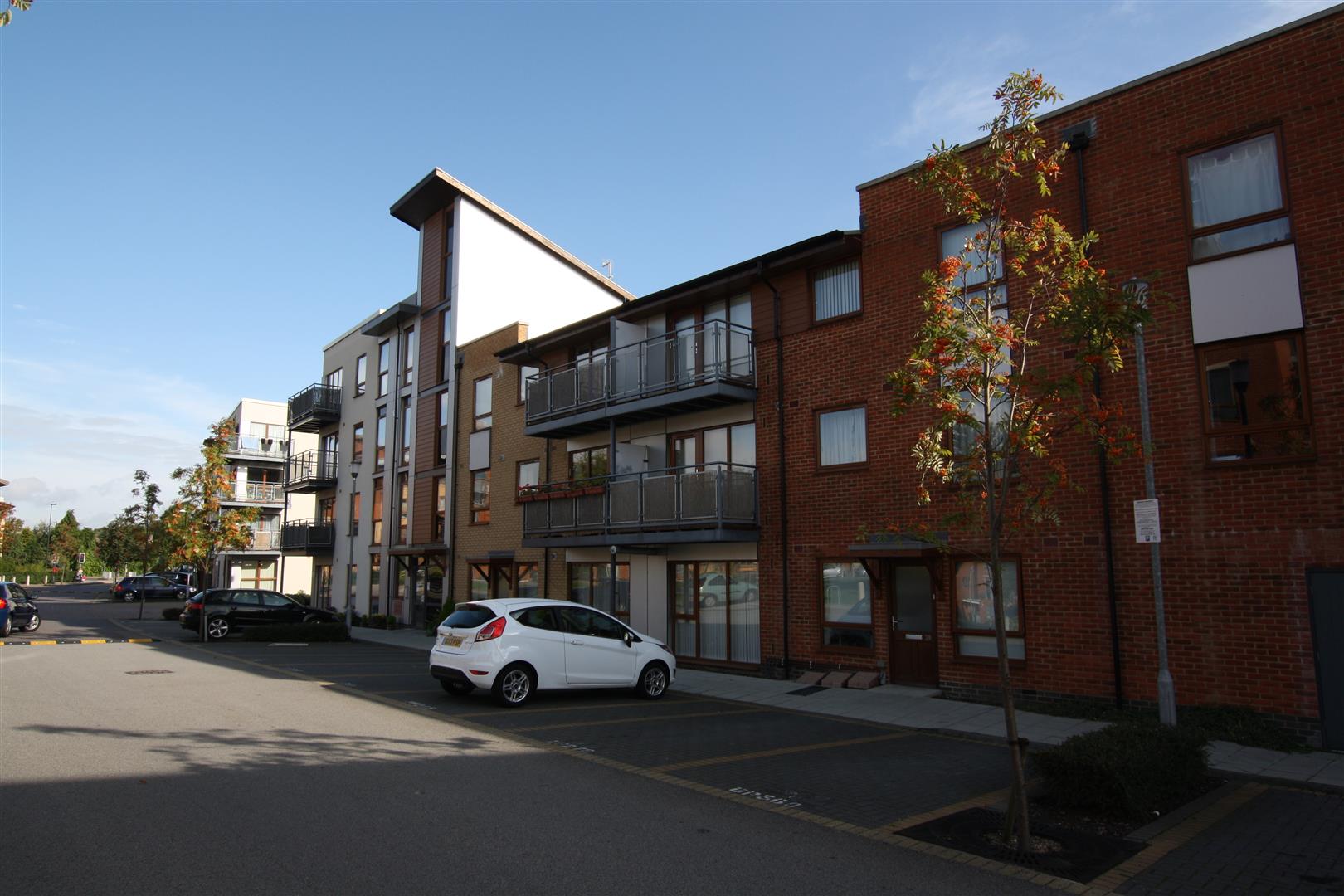 Flat Lancaster Court in Crawley