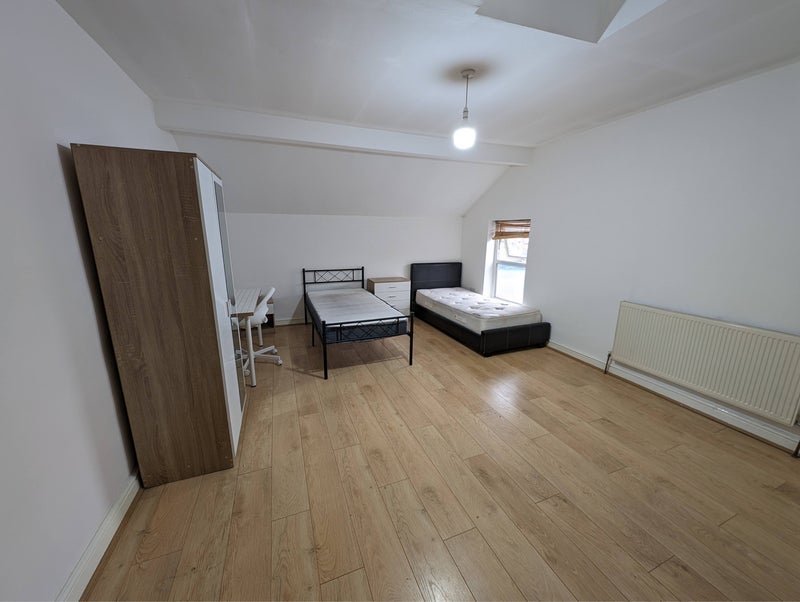 Room Birchfield Road in Birmingham