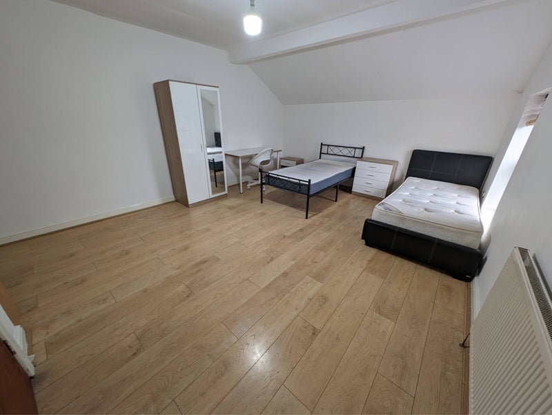Room Birchfield Road in Birmingham