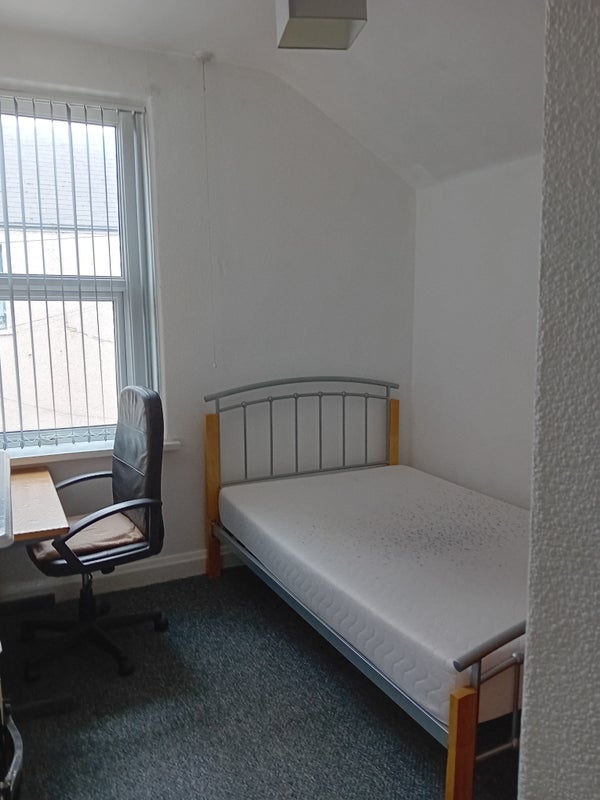 Room Cwmdare Street in Cardiff