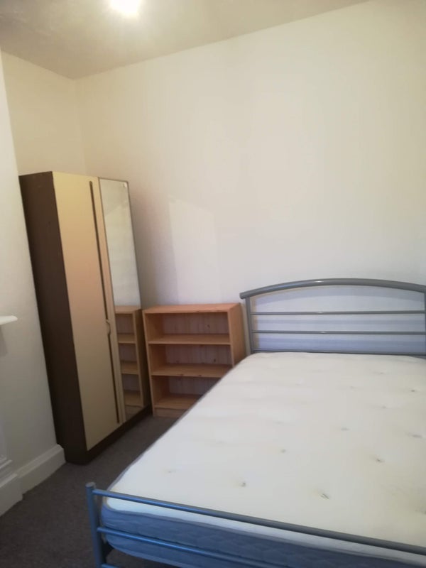 Room Cwmdare Street in Cardiff