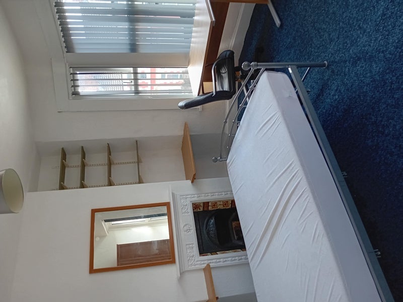 Room Cwmdare Street in Cardiff