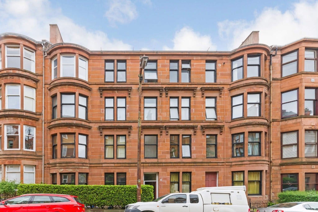 Flat Lyndhurst Gardens in Glasgow
