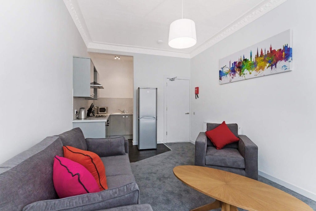 Flat Lyndhurst Gardens in Glasgow