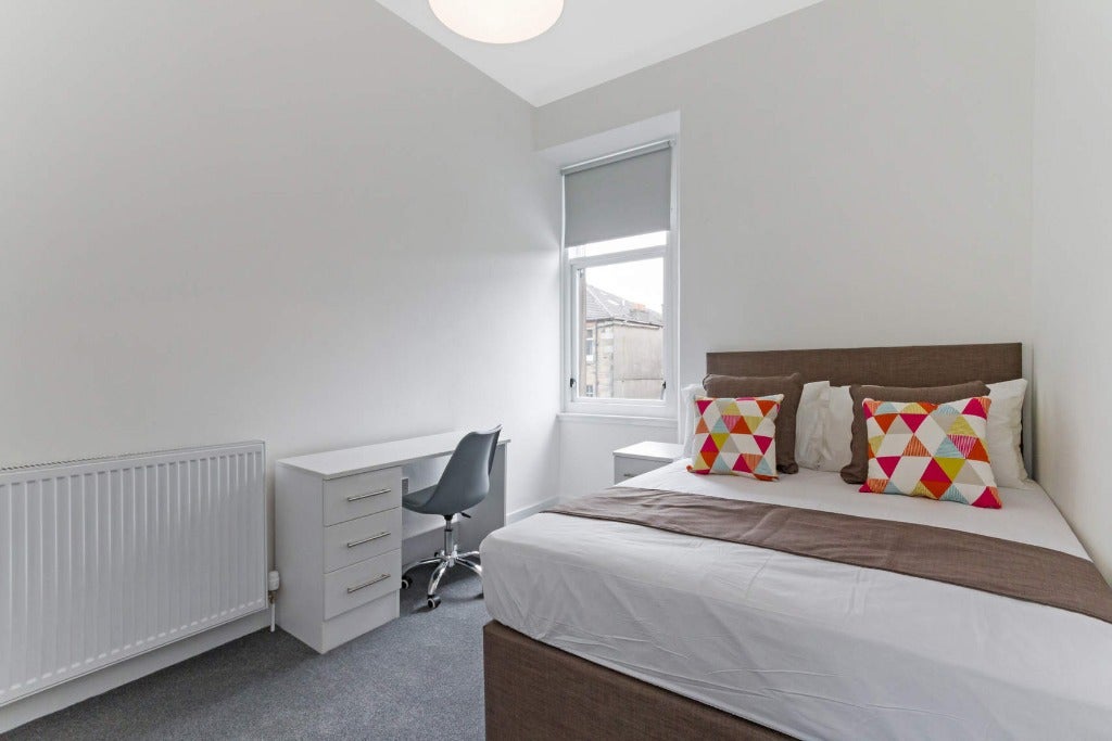 Flat Lyndhurst Gardens in Glasgow