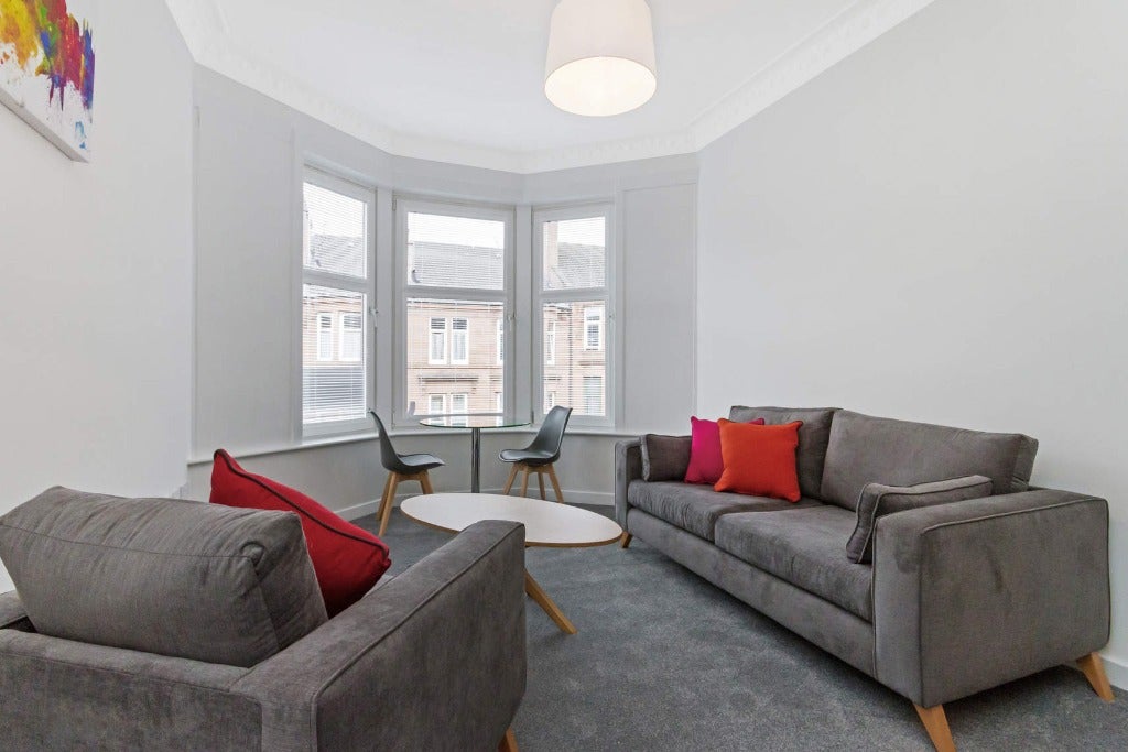 Flat Lyndhurst Gardens in Glasgow