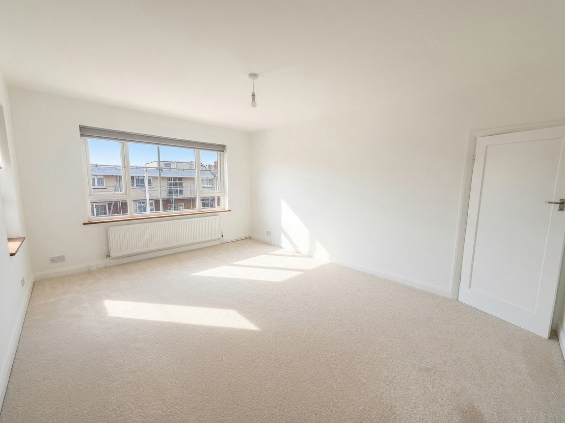 Flat Longstone Avenue in Greater London