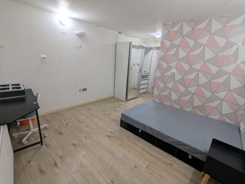 Room Barkworth Road in Greater London