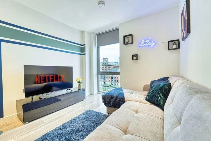 Flat Jesse Hartley Way in Liverpool