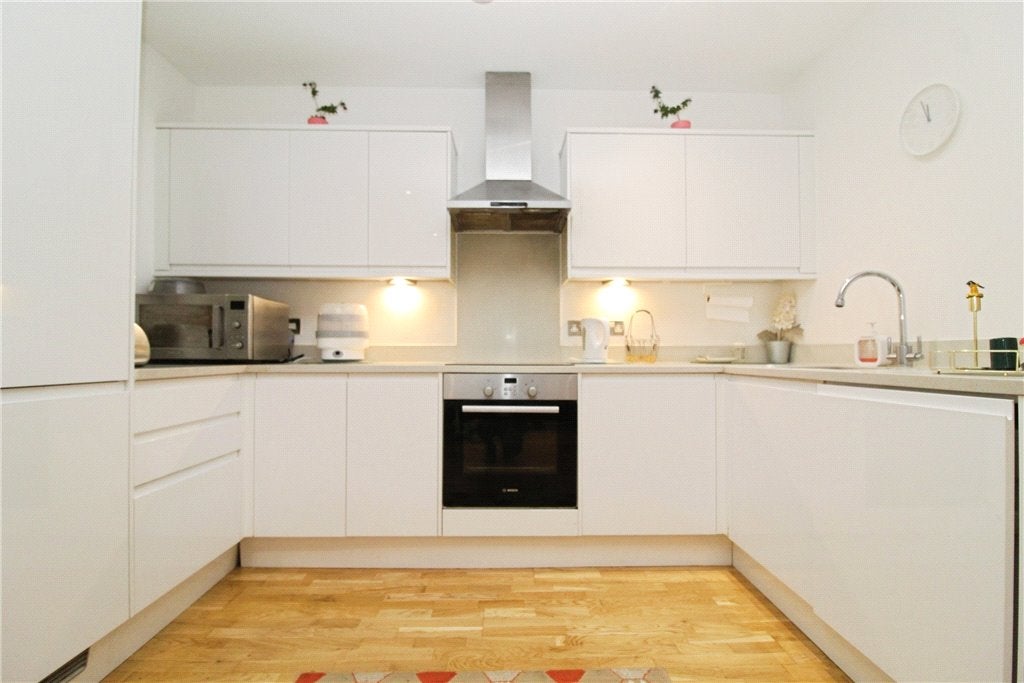 Flat Lansdowne Road in Greater London