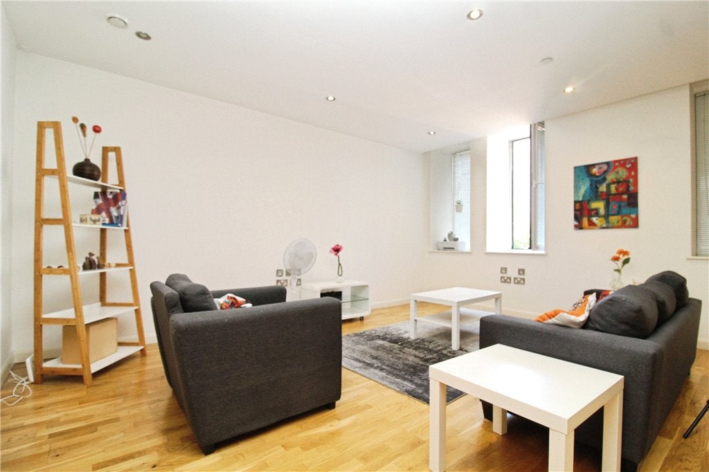 Flat Lansdowne Road in Greater London