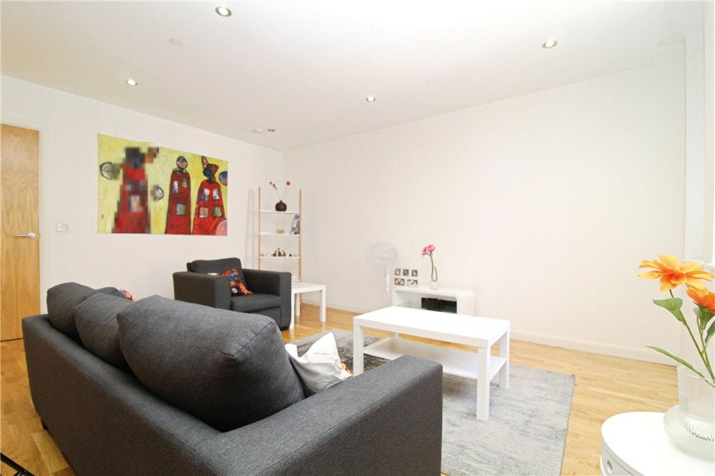 Flat Lansdowne Road in Greater London