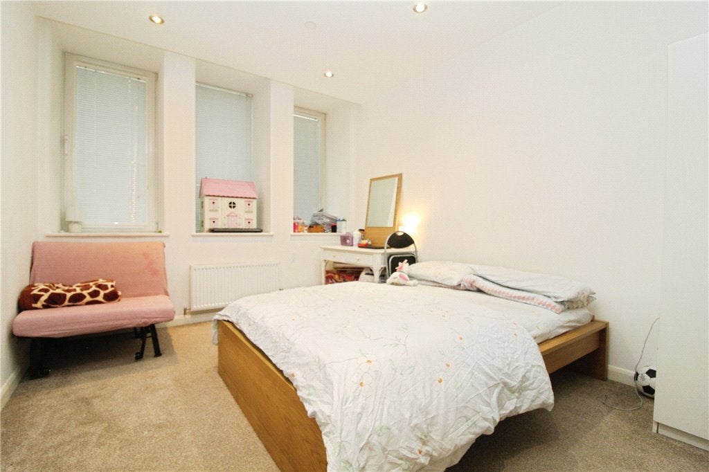 Flat Lansdowne Road in Greater London