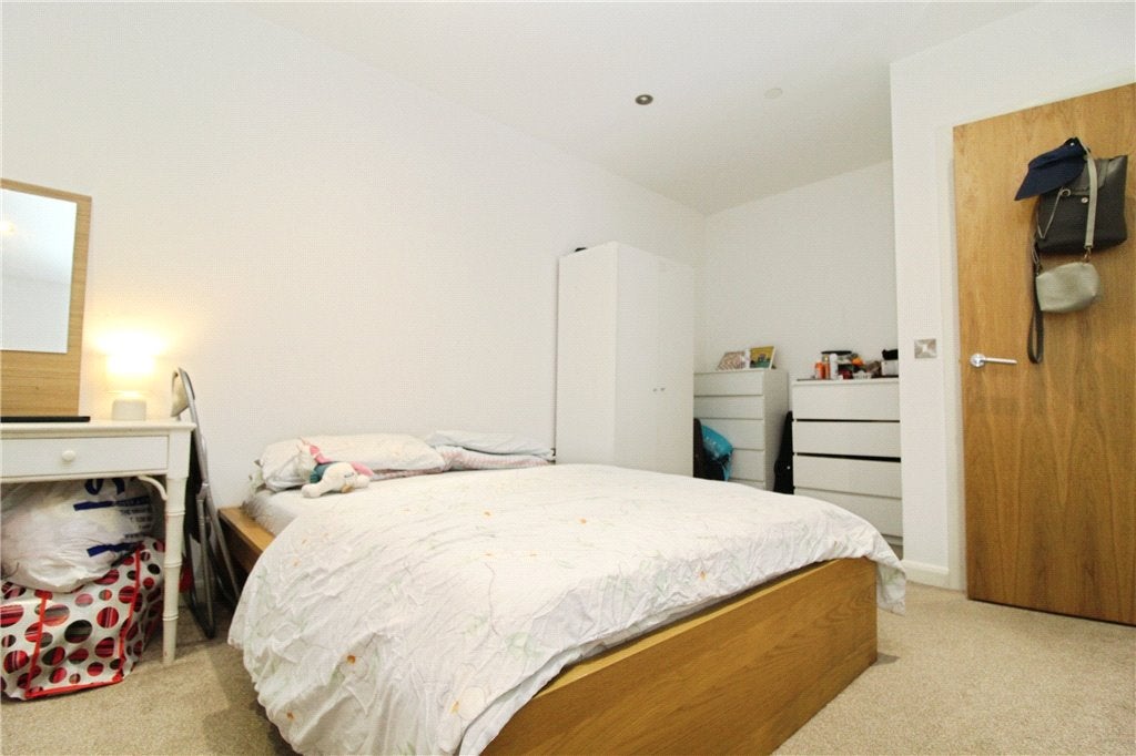 Flat Lansdowne Road in Greater London