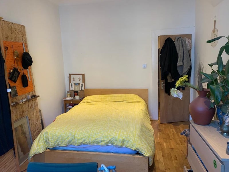 Flat Mossford Street in Greater London
