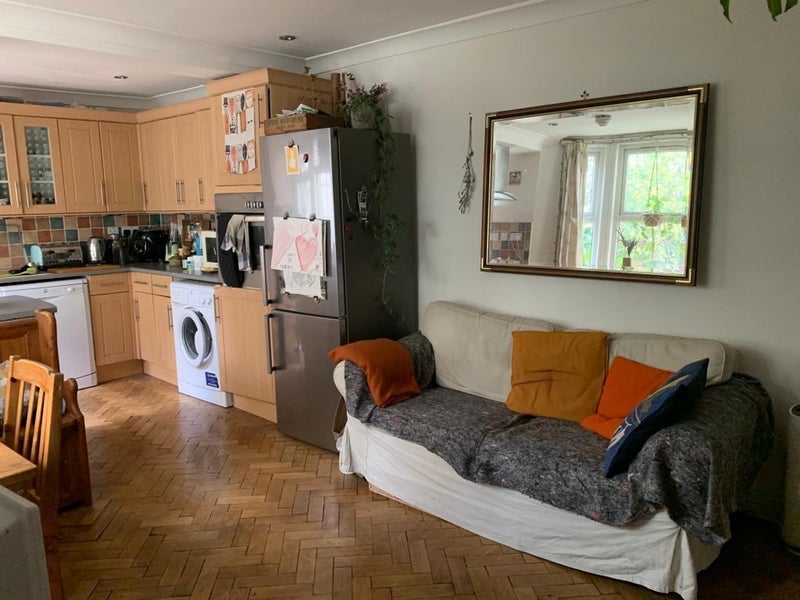 Flat Mossford Street in Greater London
