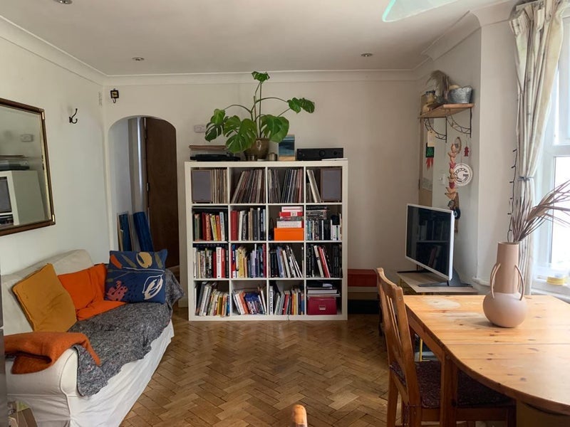 Flat Mossford Street in Greater London