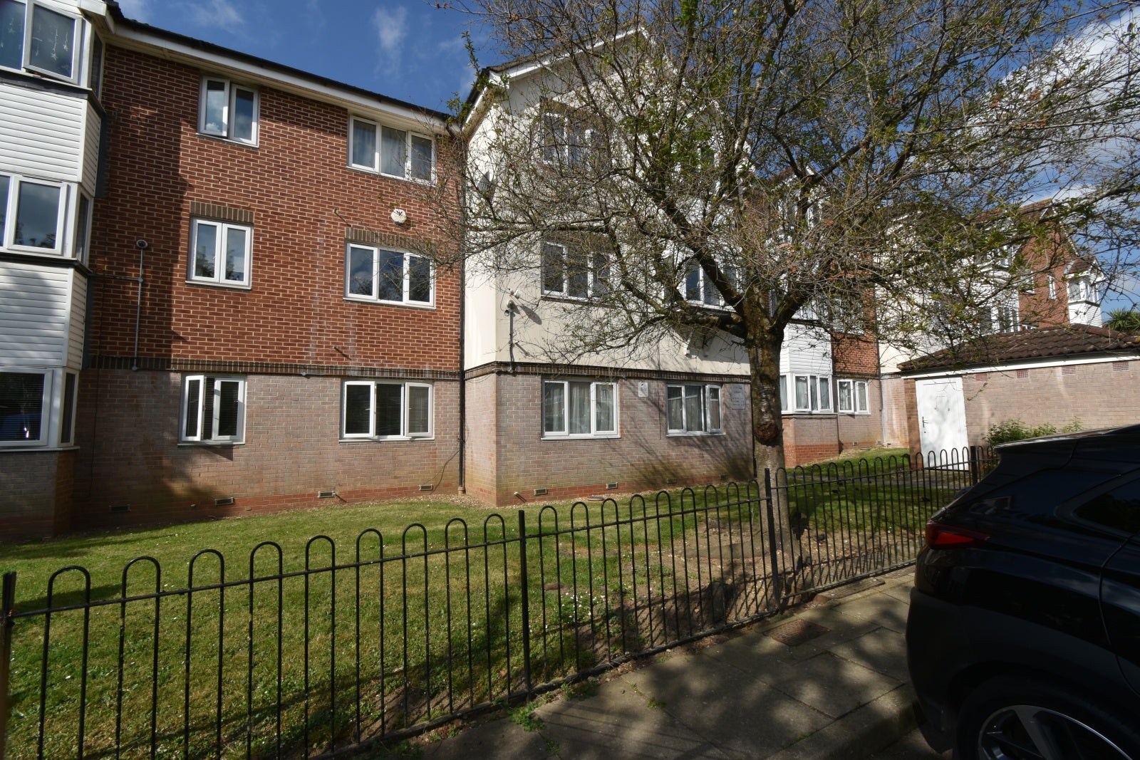 Flat Pinemartin Close in Greater London