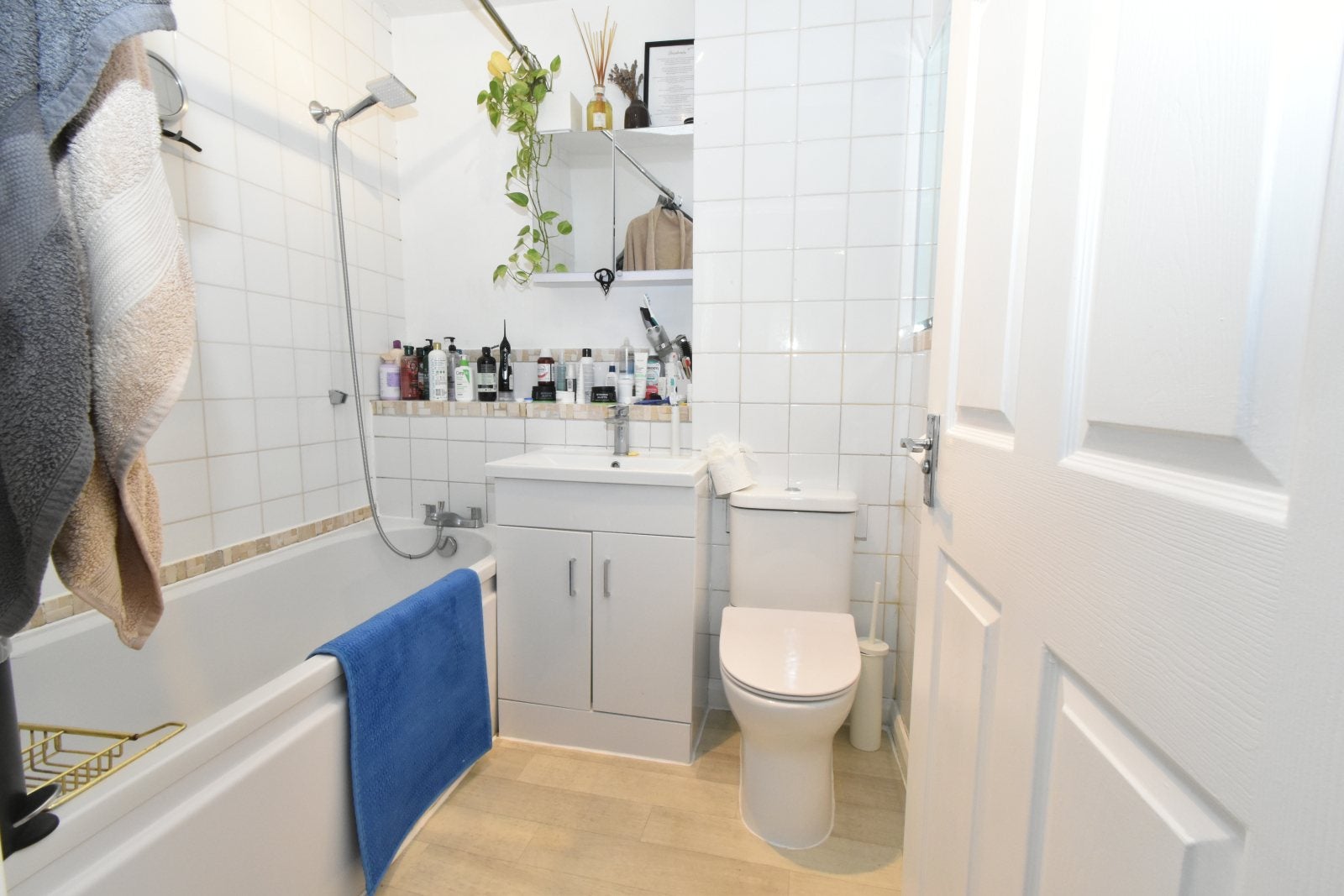 Flat Pinemartin Close in Greater London