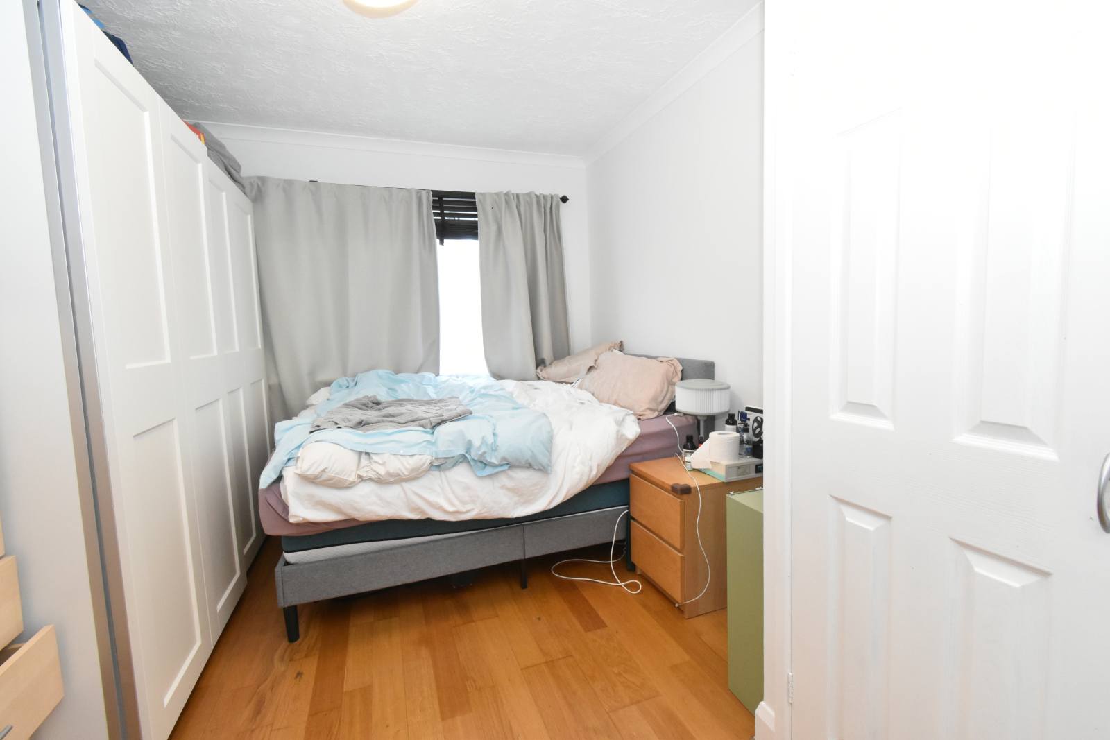 Flat Pinemartin Close in Greater London