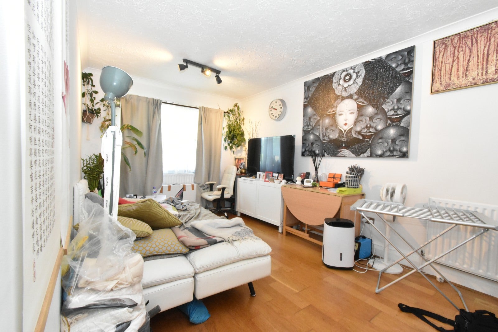 Flat Pinemartin Close in Greater London