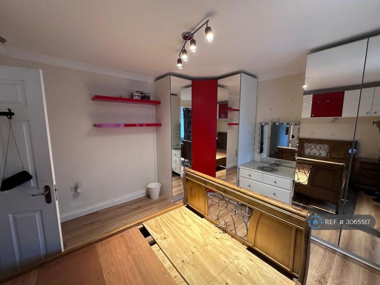 Room Radnor Way in Slough