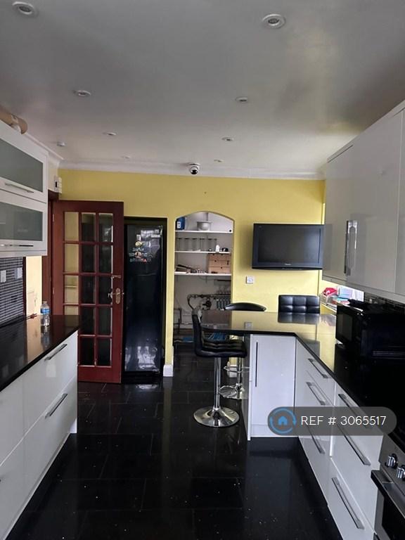 Room Radnor Way in Slough