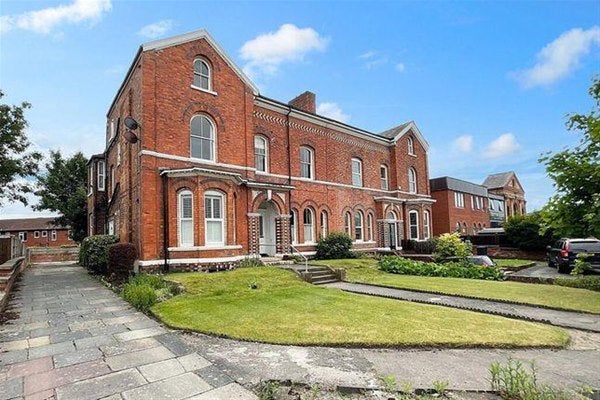 Flat Manchester Road in Southport