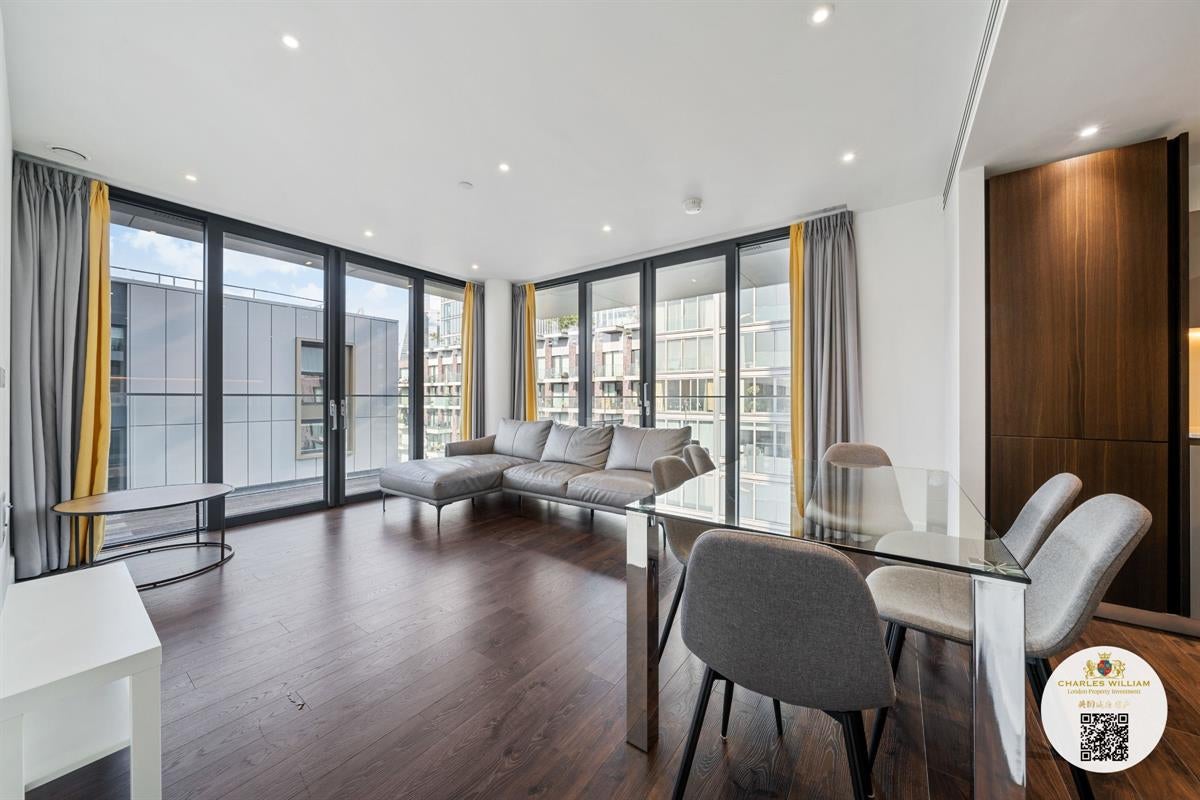 Flat Piazza Walk in Greater London