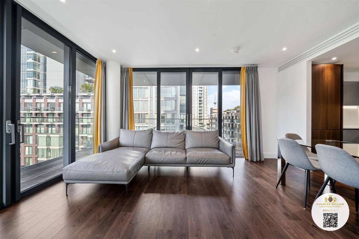 Flat Piazza Walk in Greater London