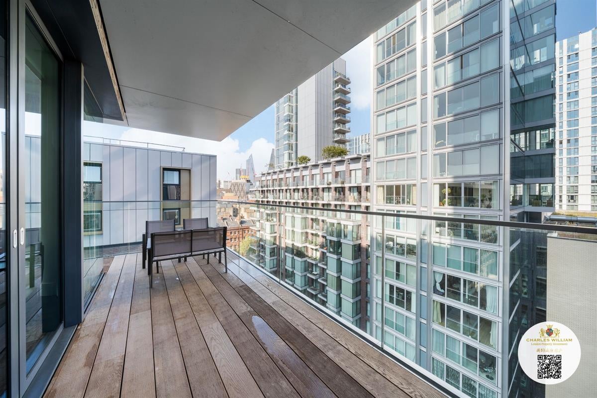 Flat Piazza Walk in Greater London