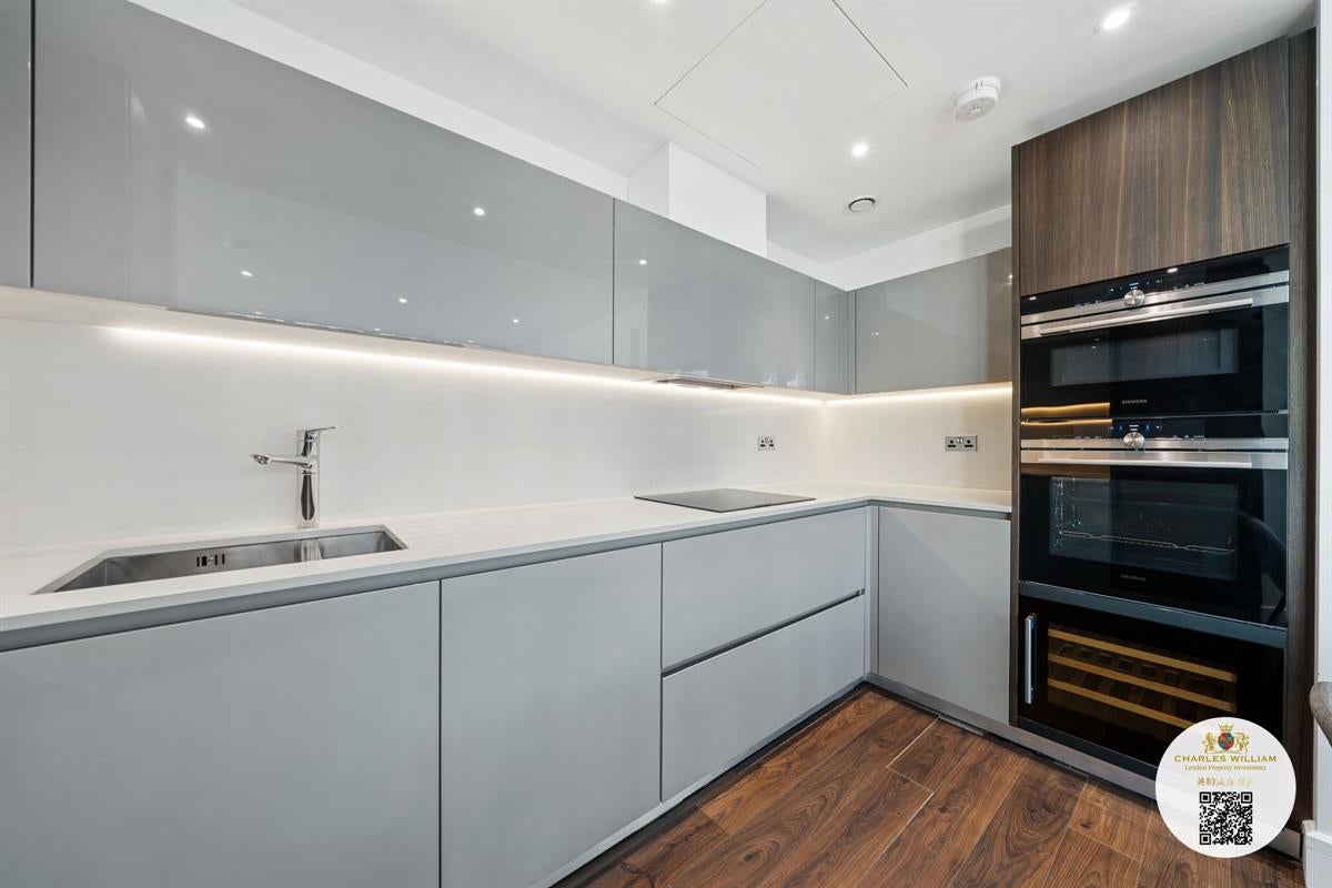 Flat Piazza Walk in Greater London