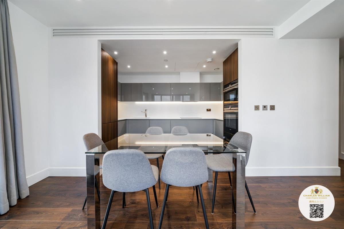 Flat Piazza Walk in Greater London
