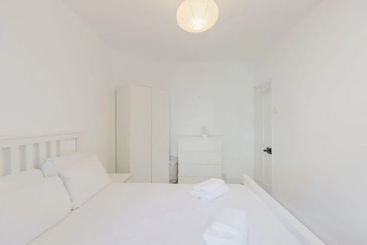 Flat Atkins Road in Greater London