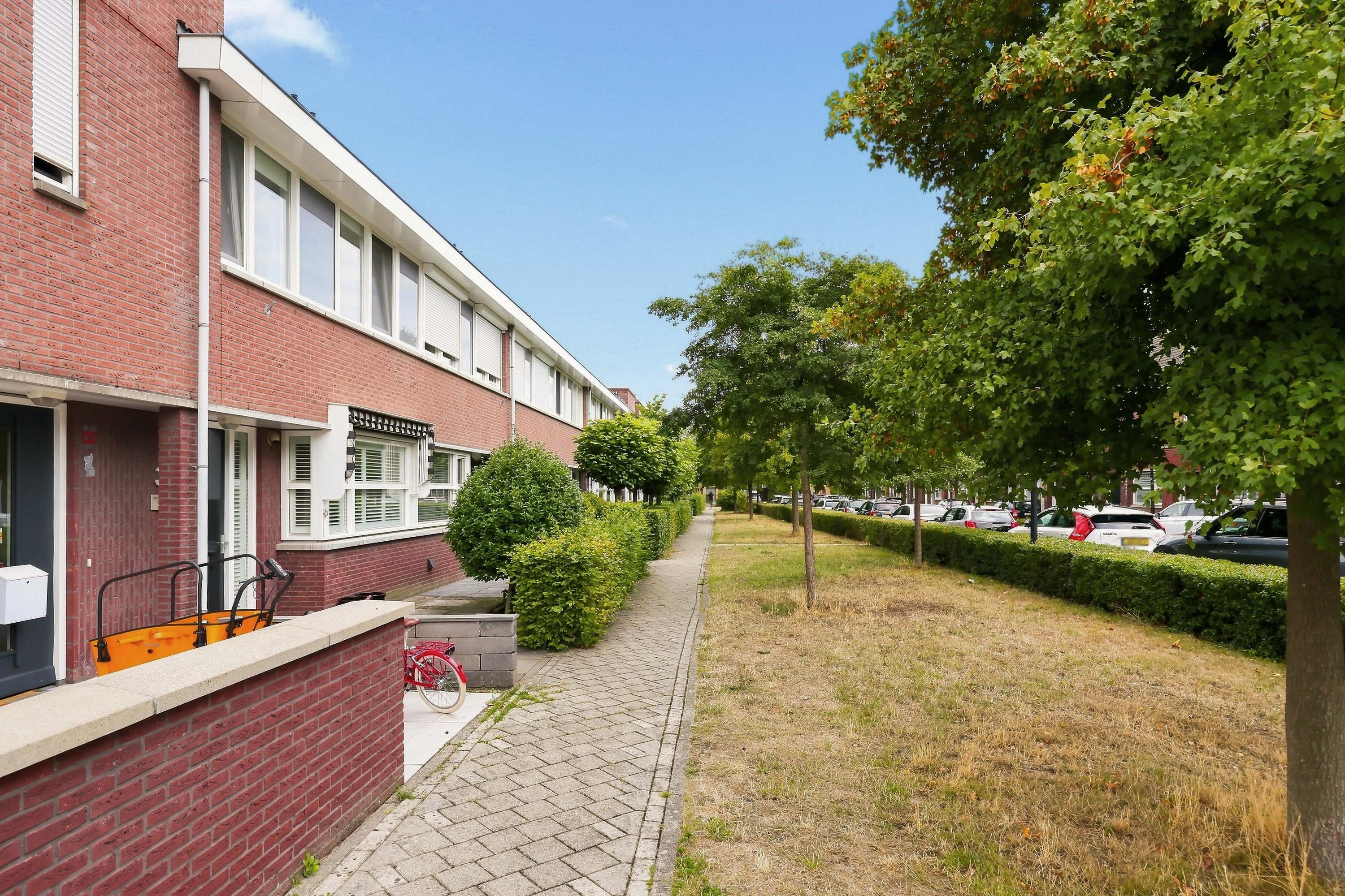 Tussenwoning te koop: Isa van Eeghenlaan 3, Beverwijk