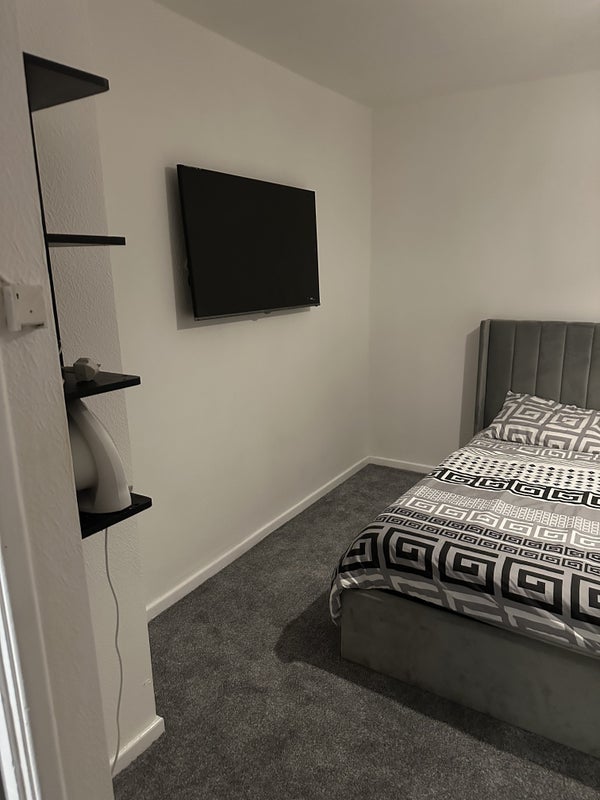 Room Searness Road in Middleton