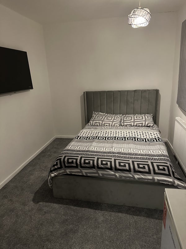 Room Searness Road in Middleton