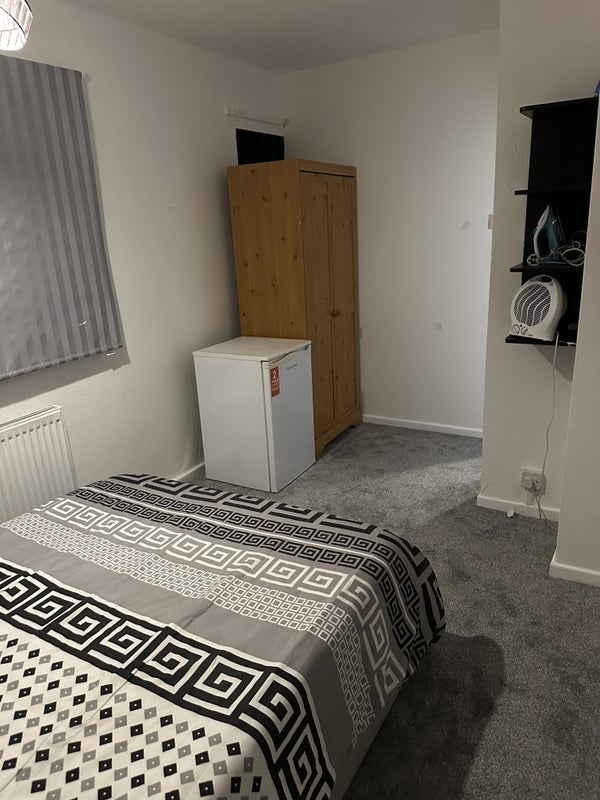 Room Searness Road in Middleton