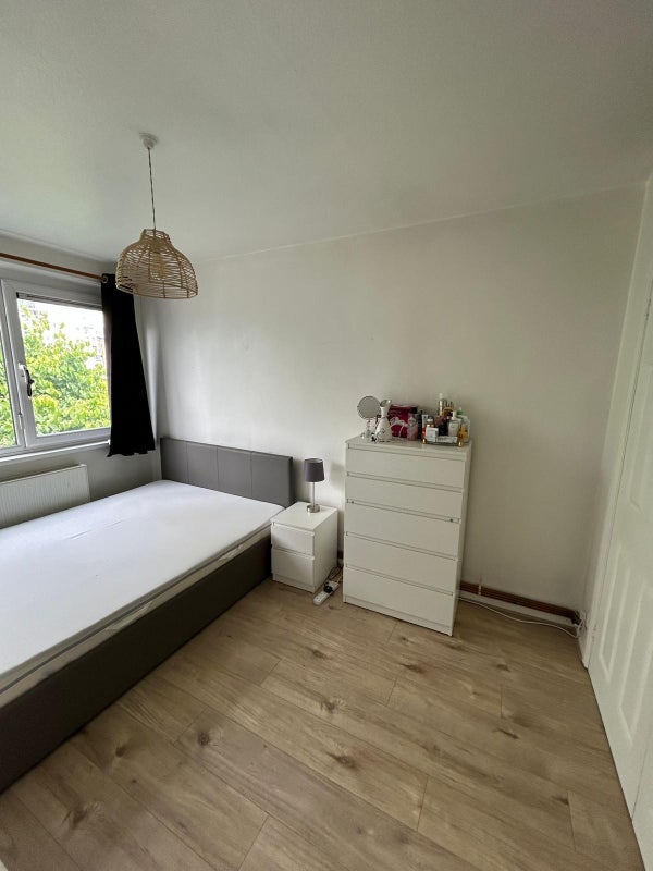 Room Battersea Park Road in Greater London