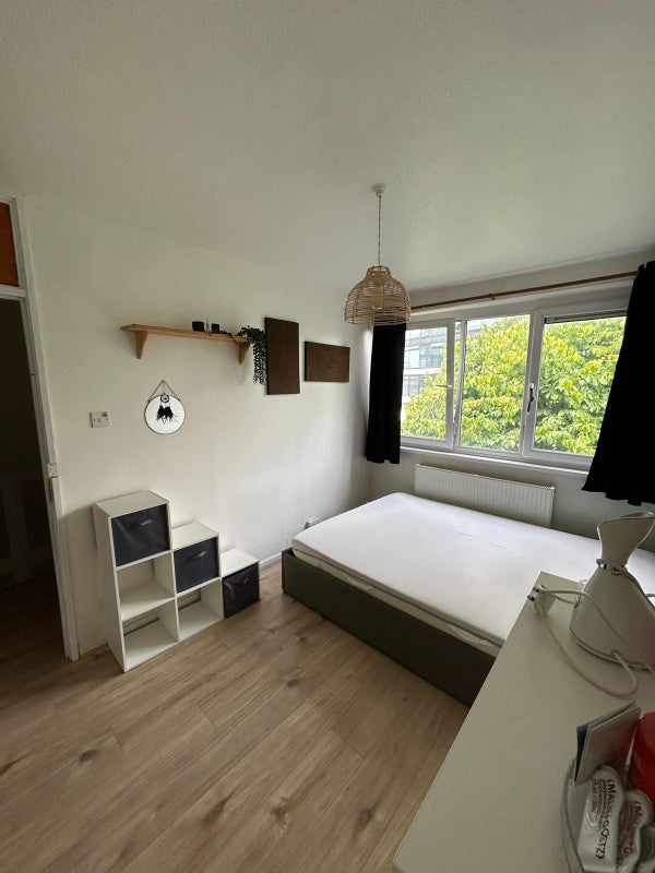 Room Battersea Park Road in Greater London