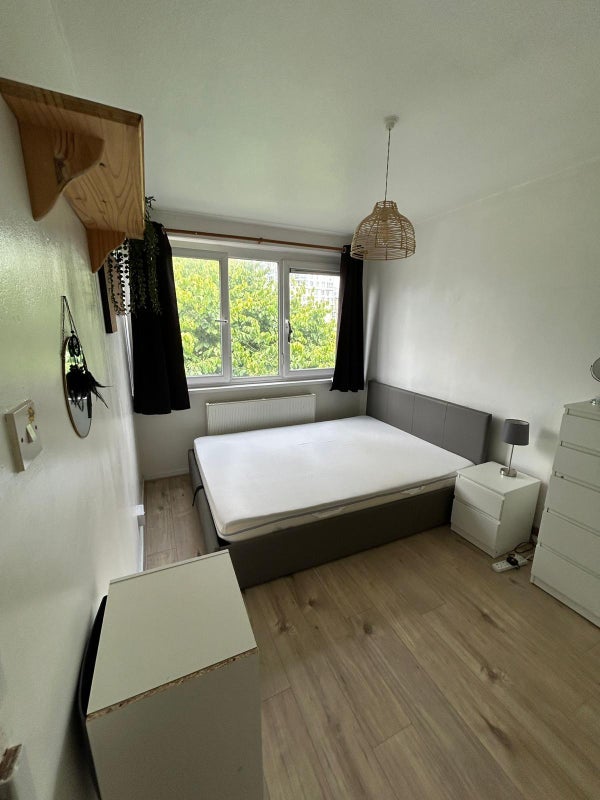 Room Battersea Park Road in Greater London
